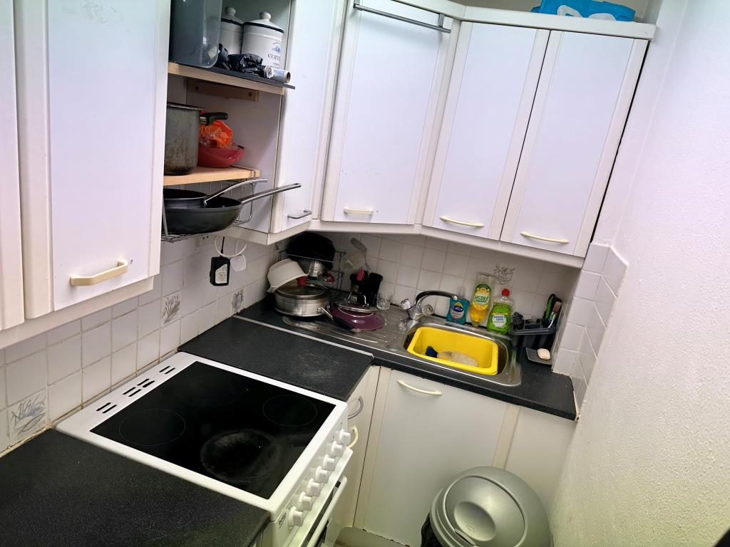 Lot: 81 - STUDIO FLAT FOR INVESTMENT - Kitchen